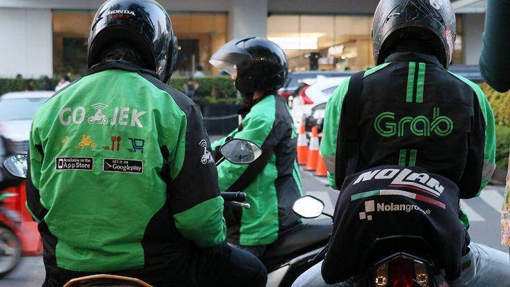 Kumpulan pengemudi ojek online dari platform Gojek dan Grab (Foto: Marketivate)