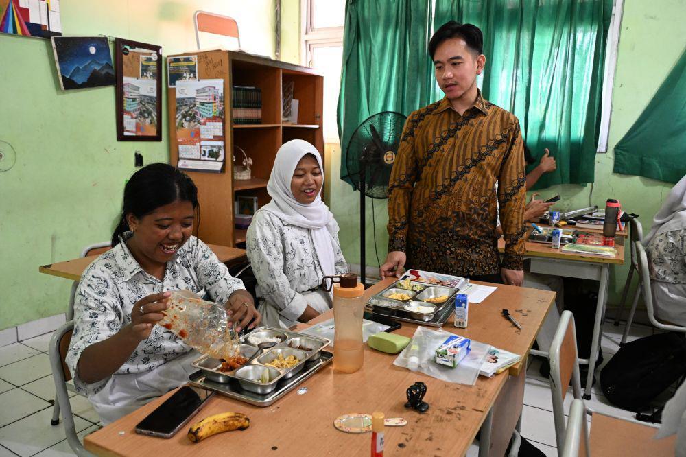 Wakil Presiden RI, Gibran Rakabuming Raka membagikan produk perawatan kulit (skincare) saat meninjau program Makan Bergizi Gratis (MBG) ke SMA Negeri 13 Jakarta, Rawa Badak Utara, Koja, Jakarta Utara, Selasa (18/2/2025) (dok. Setwapres)