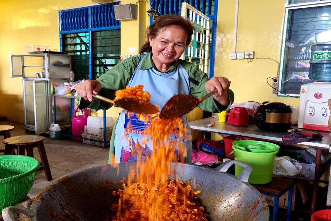 "Menyimpan 7 dari 10", Kisah di Balik Kripik Balado Christine Hakim