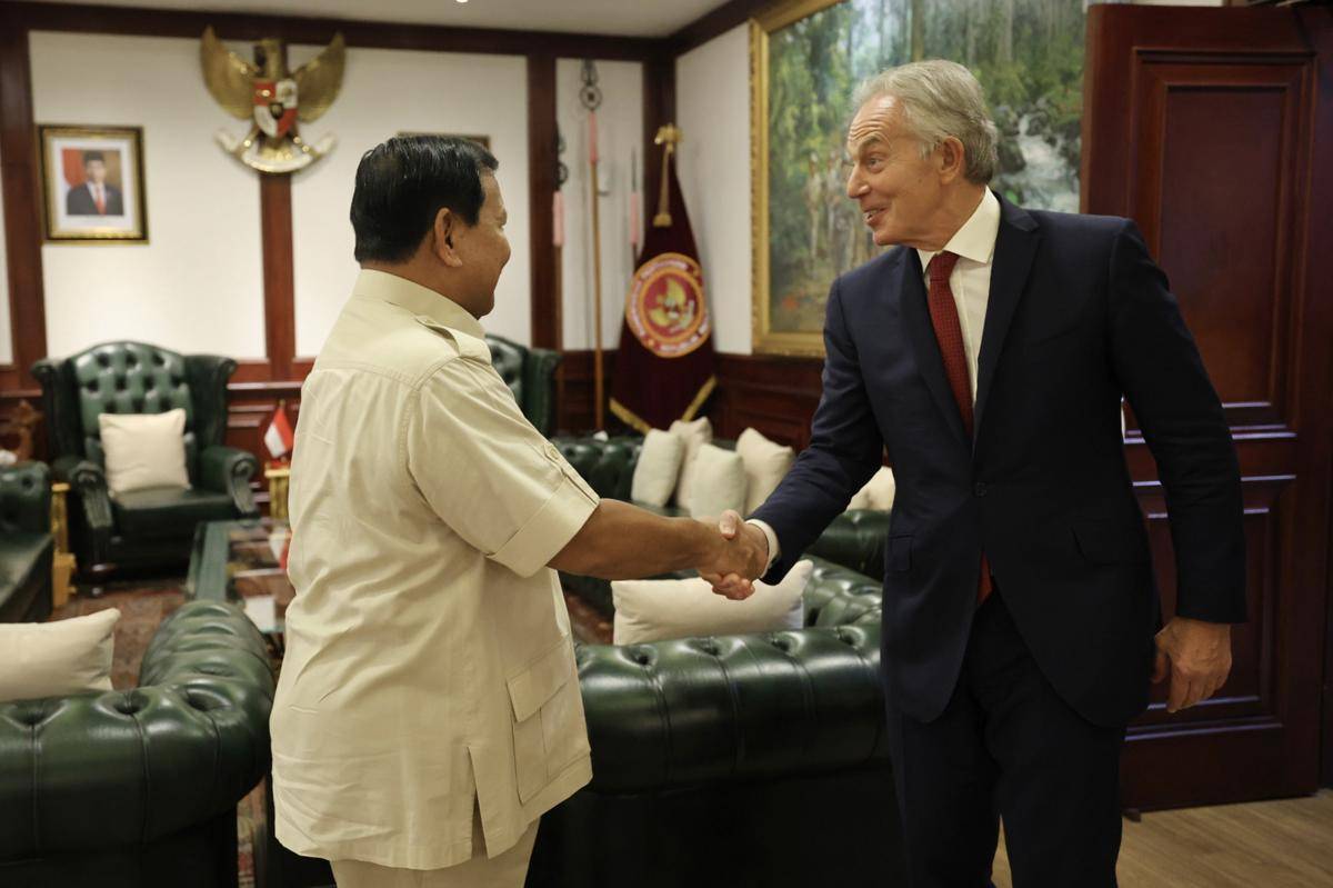 Tony Blair, mantan Perdana Menteri Inggris menjabat tangan Prabowo Subianto saat menjadi Menteri Pertahanan (kemhan.go.id)