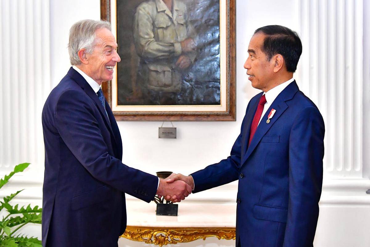 Tony Blair bertemu dengan Joko Widodo saat masih menjadi Presiden RI (menpan.go.id)