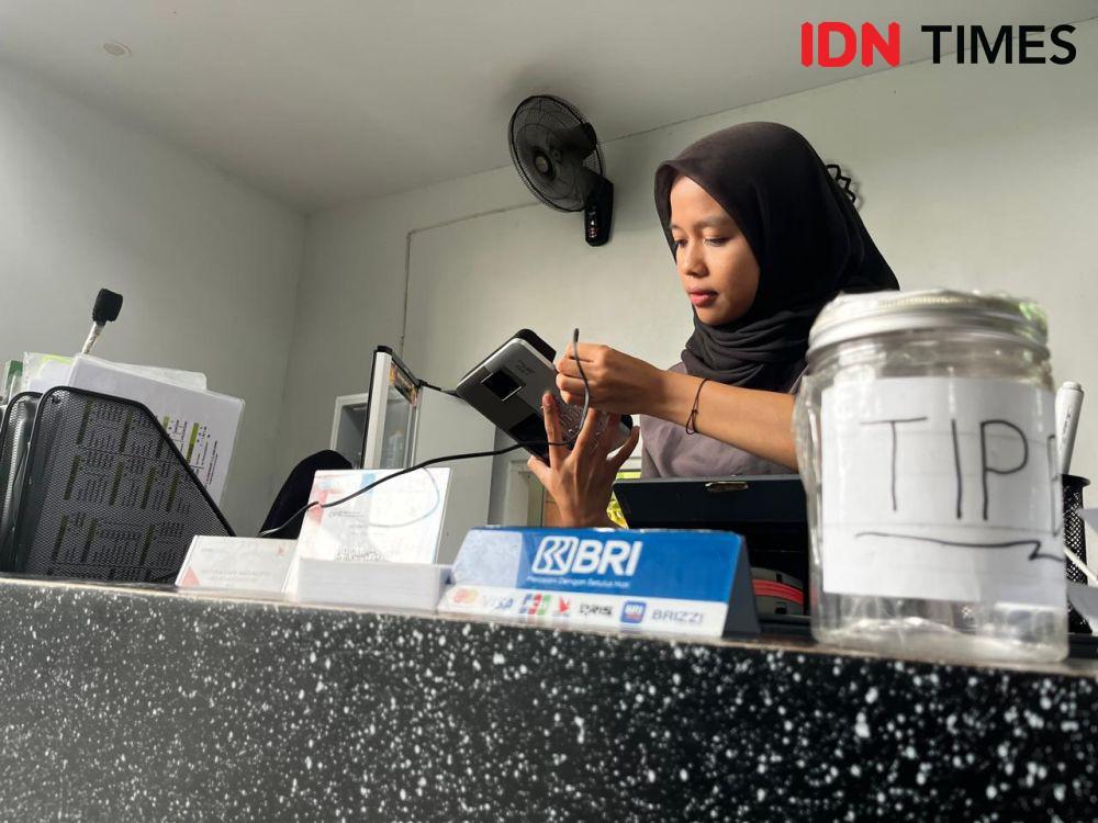 Petugas kasir melayani pelanggan menggunakan QRIS BRI. (IDN Times/Linggauni)
