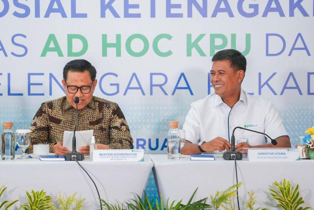 Menko Bidang Pemberdayaan Masyarakat, Muhaimin Iskandar (kiri) dan Direktur Utama BPJS Ketenagakerjaan, Anggoro Eko Cahyo (kanan) menyerahkan santunan kepada petugas pilkada. (dok. BPJS Ketenagakerjaan)