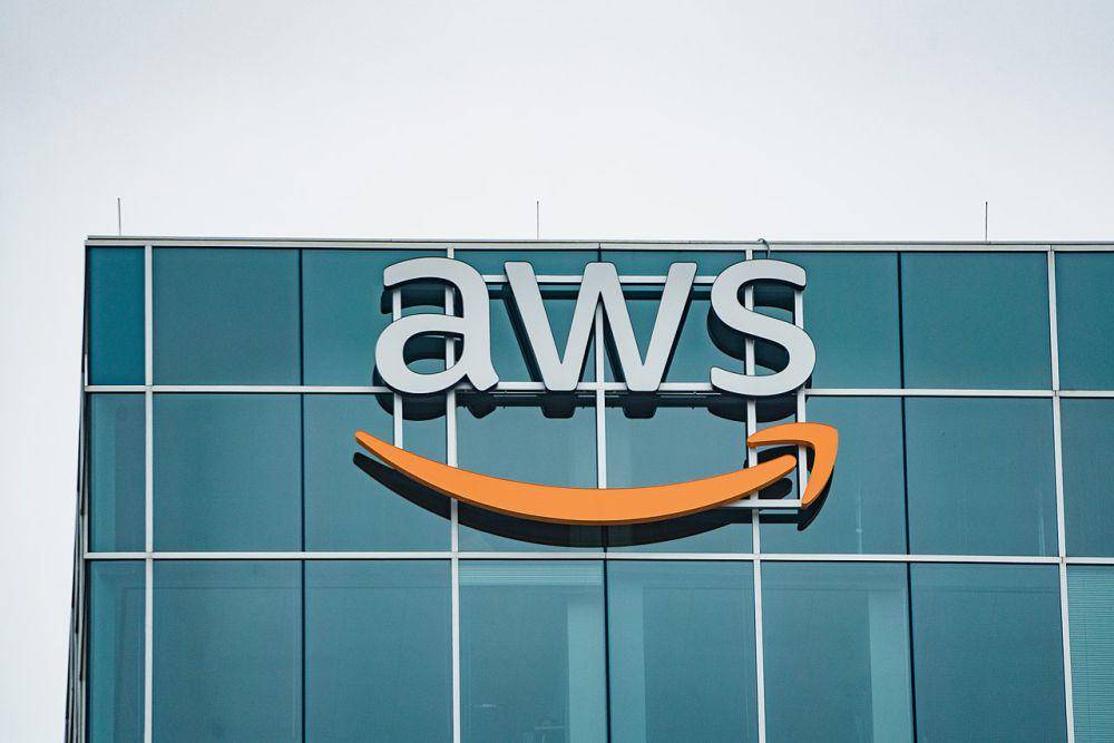 Logo Amazon Web Web Service (Tony Webster from Minneapolis, Minnesota, United States, CC BY 2.0, via Wikimedia Commons)