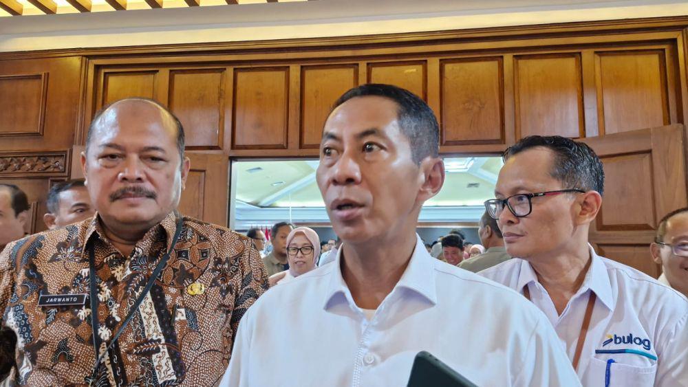 Dirut Bulog Mayjen TNI Novi Helmy Prasetya bersama Asisten Perekonomian Setda Jateng Sudjarwanto Dwiatmoko dan Kakanwil Bulog Jateng Sopran Kenedi. (IDN Times/Fariz Fardianto)