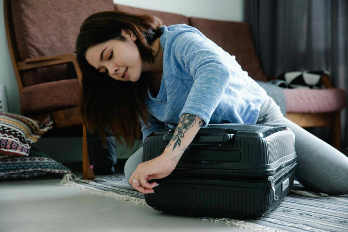 Ilustrasi seorang wanita akan bergegas trip. (pexels.com/Timur Weber)