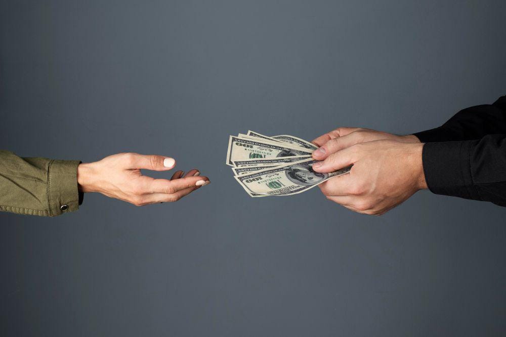 ilustrasi seseorang membayar zakat fitrah (freepik.com/freepik)