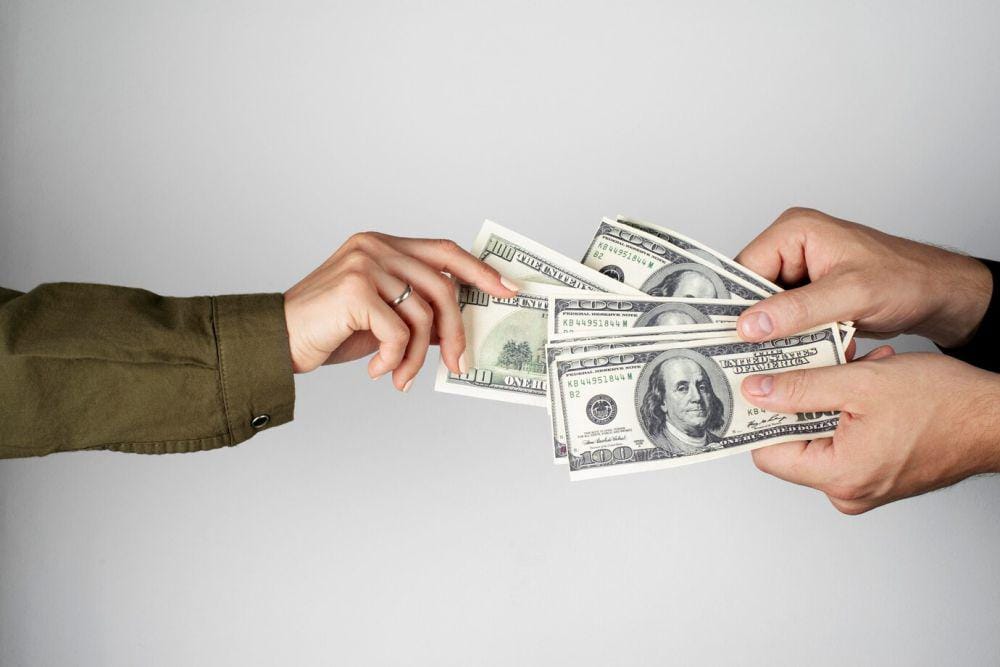 ilustrasi seseorang membayar zakat (freepik.com/freepik)