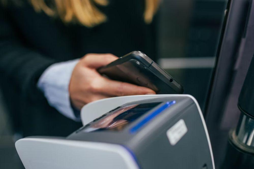 Daftar Bank dan Dompet Digital yang Bisa Transaksi QRIS TAP, Apa Saja?