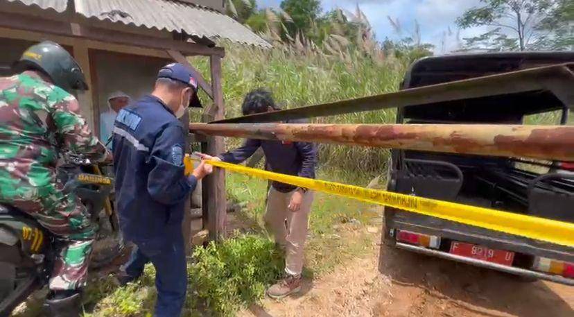Penyegelan tambang pasir kuarsa dan batu di Sukabumi (IDN Times/Fatimah)