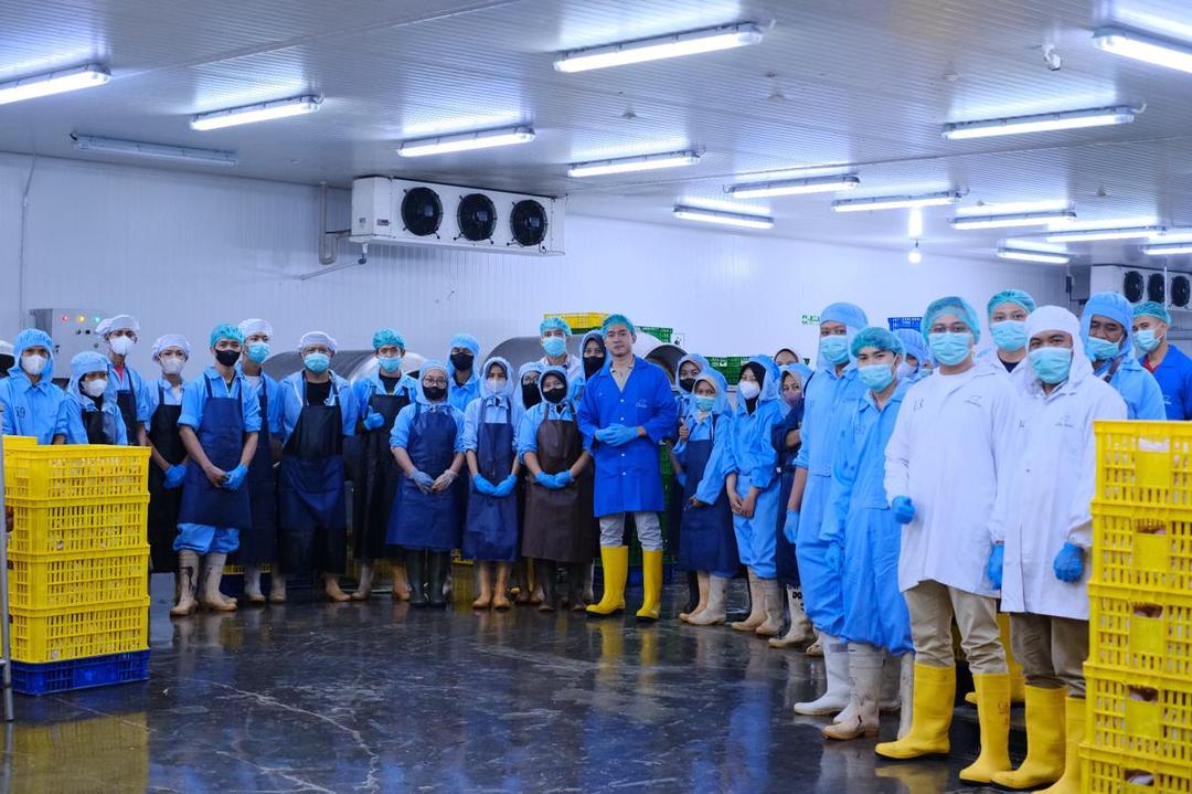 Ashab bersama tim produksi Chickin Fresh (1).JPG