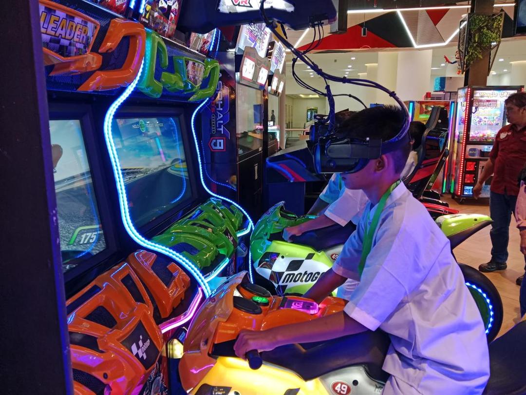 Anak-anak bermain permainan VR
