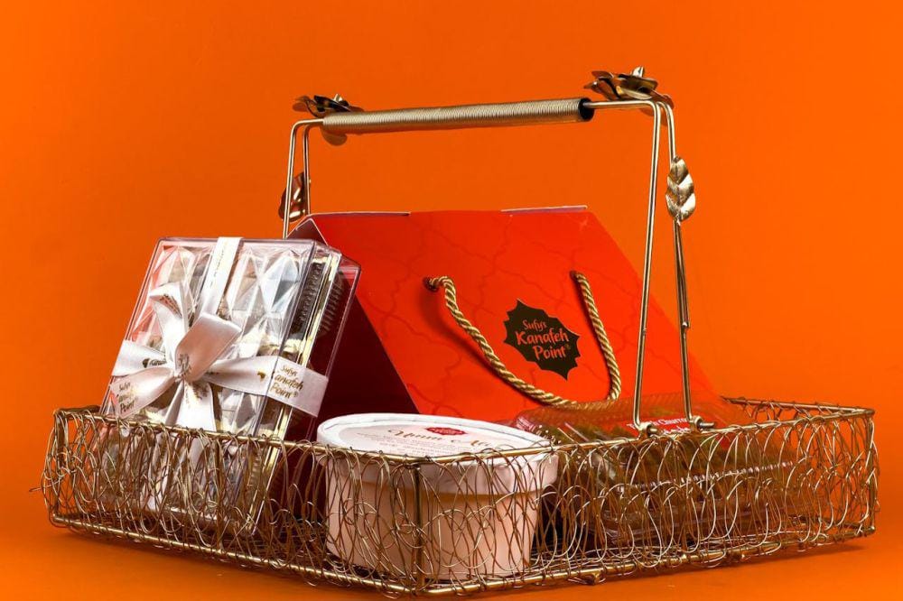 ilustrasi hampers Lebaran produk premium (pexels.com/Yahya Gopalani)