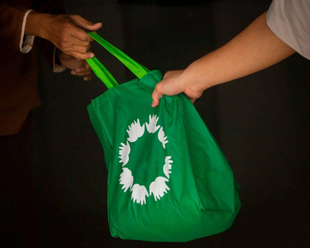 ilustrasi memberi zakat (unsplash.com/ Masjid Pogung Dalangan)