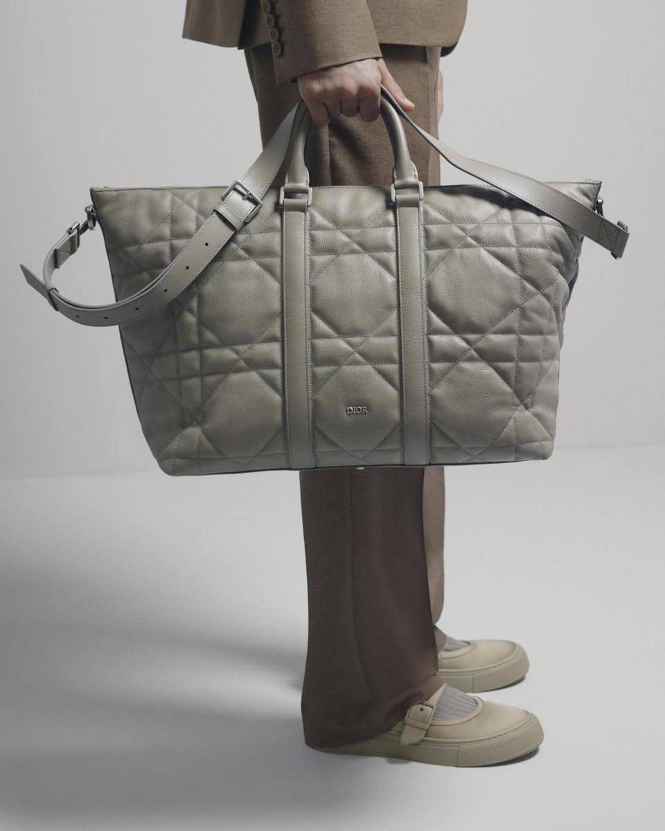 4 Inspirasi Duffle Bag Travel : Perpaduan Fungsi dan Gaya Elegan