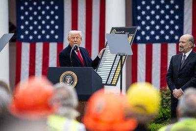 Presiden Amerika Serikat, Donald Trump menandatangani Perintah Eksekutif mengenai rencana tarif Pemerintah pada acara “Make America Wealthy Again”, Rabu, 2 April 2025 (flickr.com/The White House)