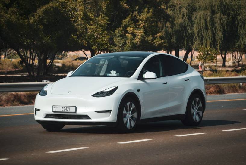 Ilustrasi Tesla (Pexels/Saksham Vikram)