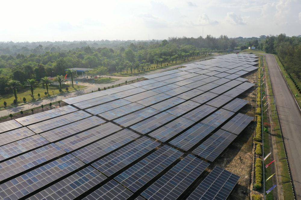 Pertamina New & Renewable Energy (Pertamina NRE) memanfaatkan drone dan kecerdasan buatan untuk memeriksa keandalan sistem Pembangkit Listrik Tenaga Surya (PLTS) di wilayah Riau. (dok. Pertamina)