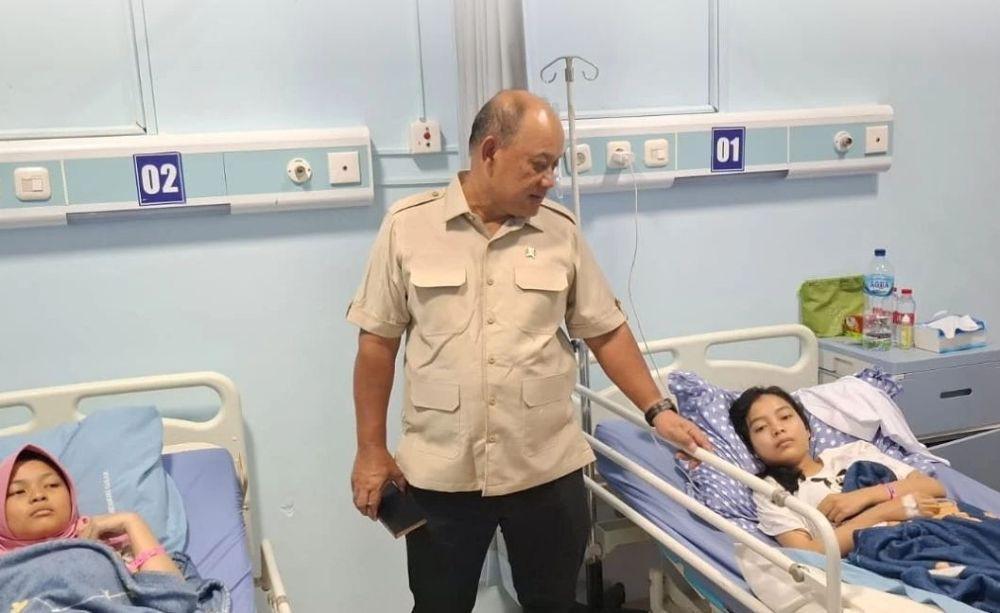 Kepala Badan Gizi Nasional (BGN), Dadan Hindayana ketika meninjau para siswa MAN I dan SMP PGRI 1 Cianjur, Jawa Barat yang keracunan usai konsumsi makanan dari MBG pada 23 April 2025 lalu. (Dokumentasi BGN)