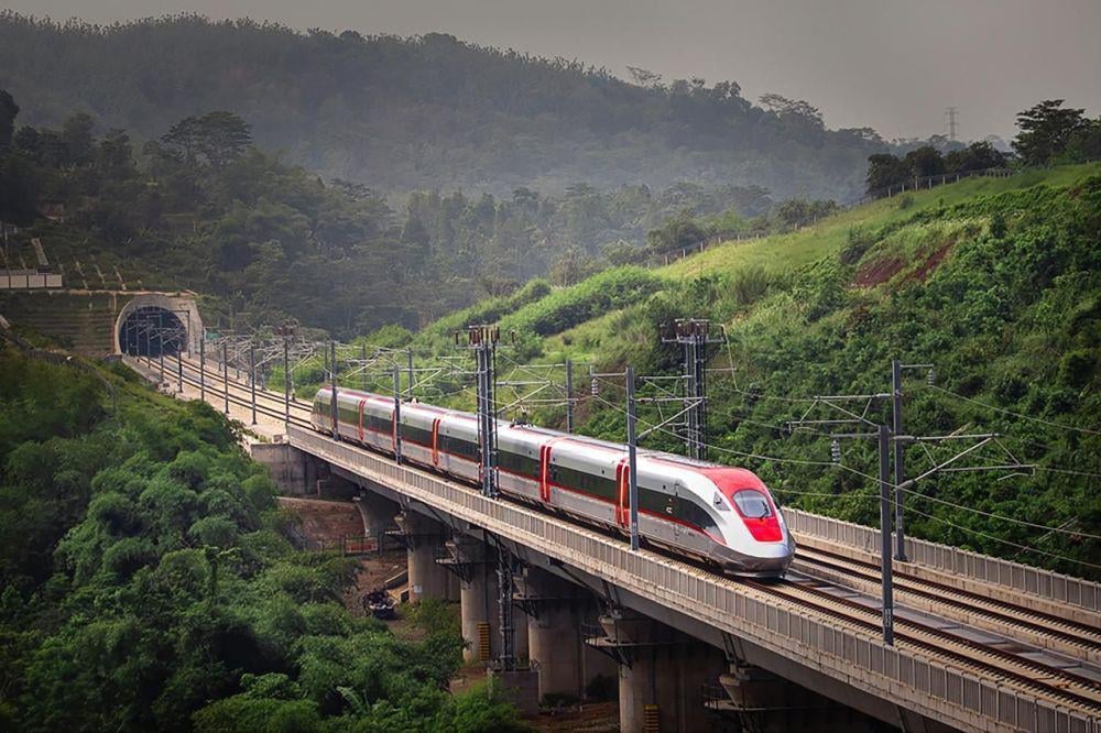 Pemerintah Siapkan Perpres Pengalihan Utang Kereta Cepat Whoosh