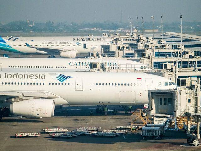 Potret pesawat Garuda Indonesia di Bandara Internasional Soekarno-Hatta (unsplash.com/fasyahalim_)