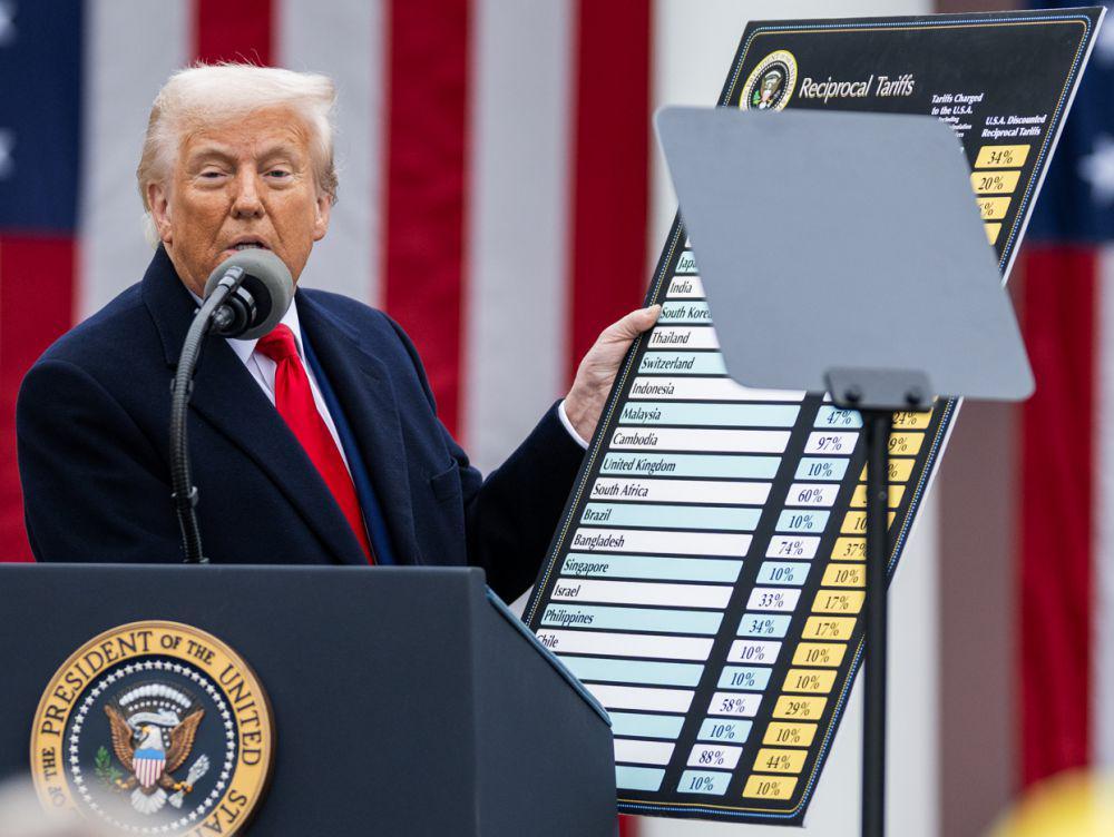 Presiden AS Donald Trump saat mengumumkan kebijakan tarif. (The White House, Public domain, via Wikimedia Commons)