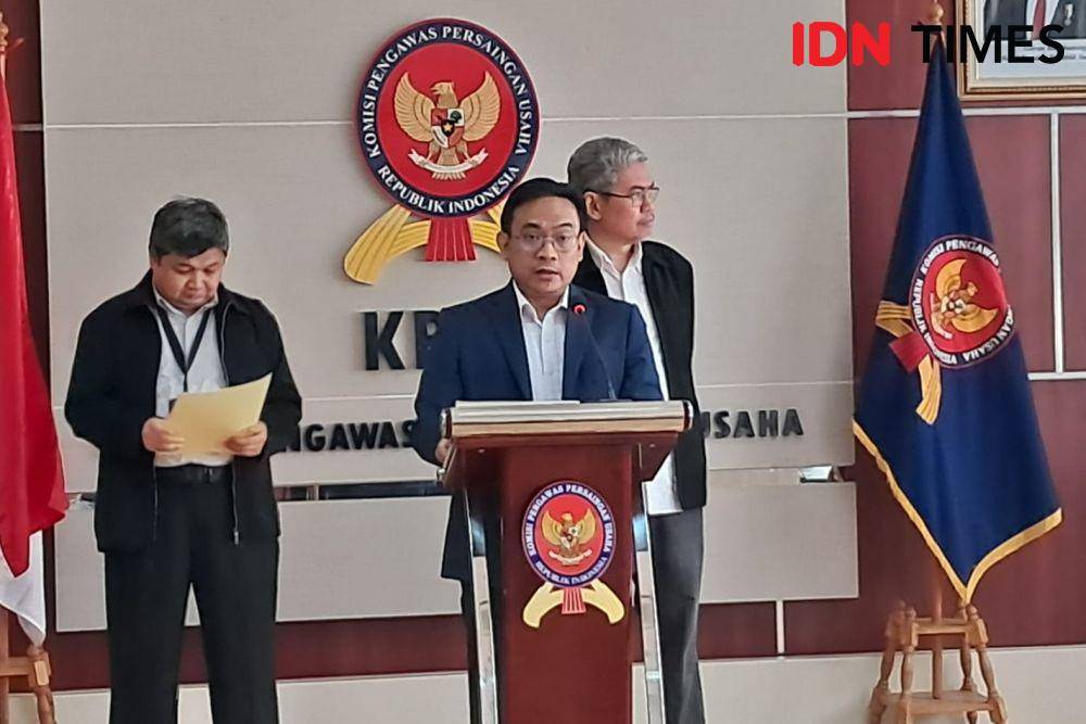 Wakil Ketua KPPU, Aru Armando dalam keterangan pers di Gedung KPPU, Jakarta, Senin (5/5/2025). (IDN Times/Trio Hamdani)
