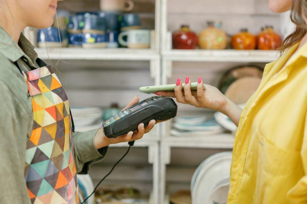 Ilustrasi pembayaran digital tanpa kontak, menggambarkan transaksi kasbon digital (pexels.com/Mikhail Nilov)