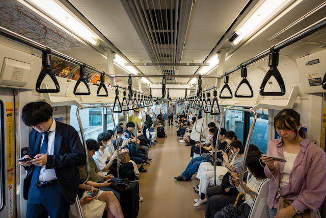 ilustrasi naik transportasi umum (pexels.com/Valent Lau)
