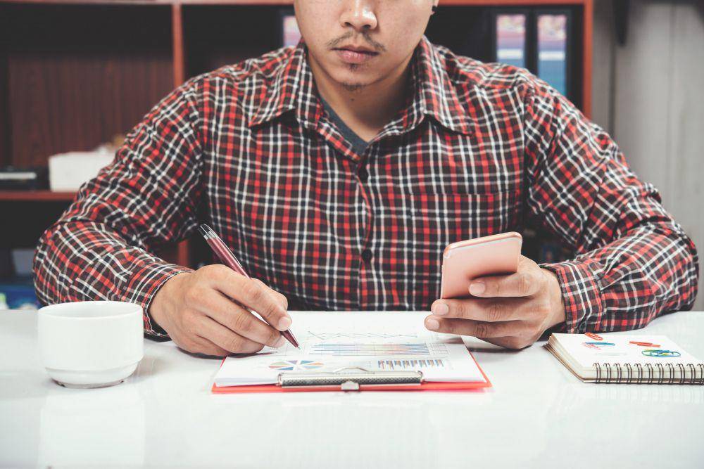 ilustrasi melihat ilkan pinjol (freepik.com/jcomp)
