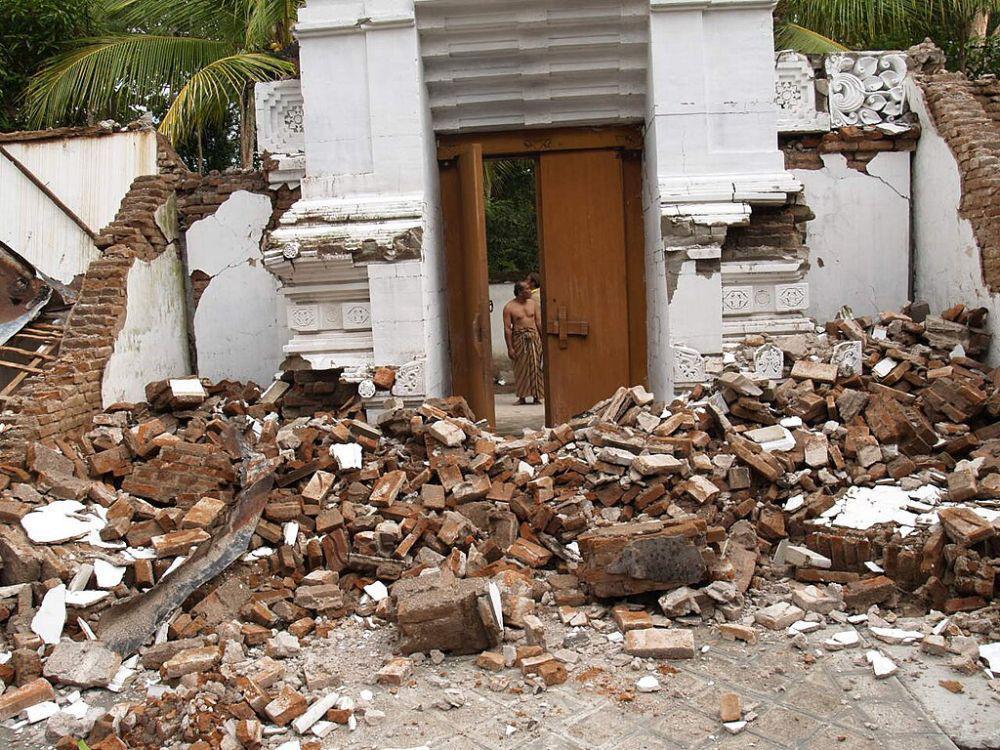 Gempa Jogja 2006 (commons.wikimedia.org/NoiX180)