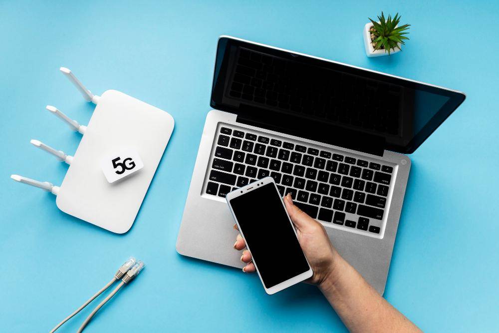 ilustrasi laptop dan koneksi internet (freepik.com/freepik)