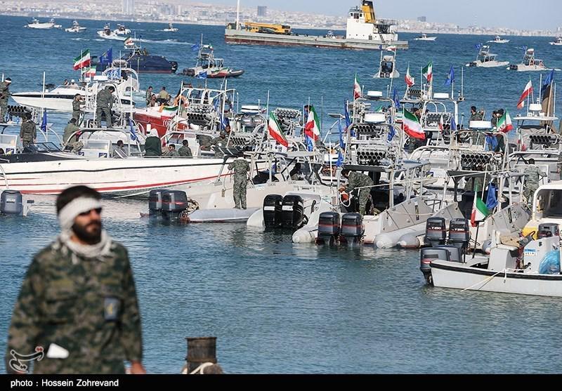 Military_speedboats_at_Islamic_Revolution_Guards_Corps's_Military_Exercises_in_Strait_of_Hormuz_2015_01.jpg