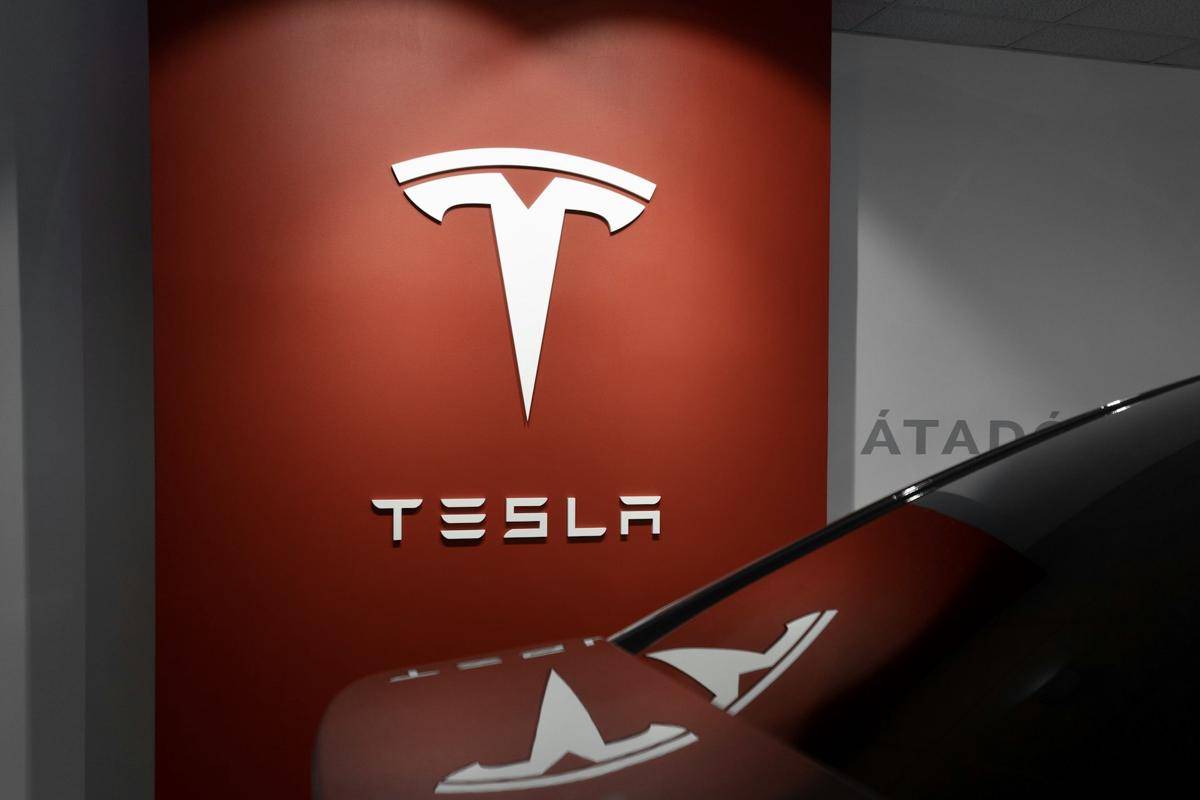 logo Tesla (unsplash.com/Milan Csizmadia)