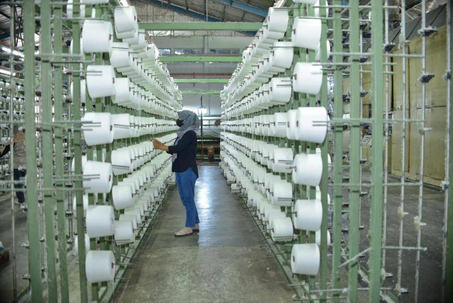 Weaving Wrapping salah satu proses tenun menggabungkan benang-benang ke dalam susunan sejajar dan digulung