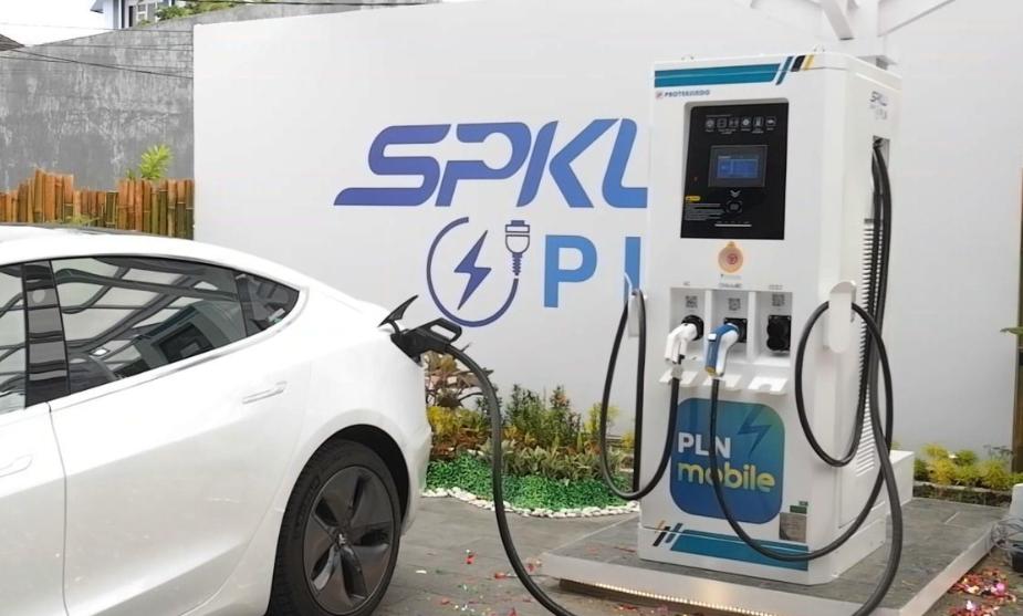 Berapa Lama Charge Mobil Listrik di Rumah dan SPKLU?