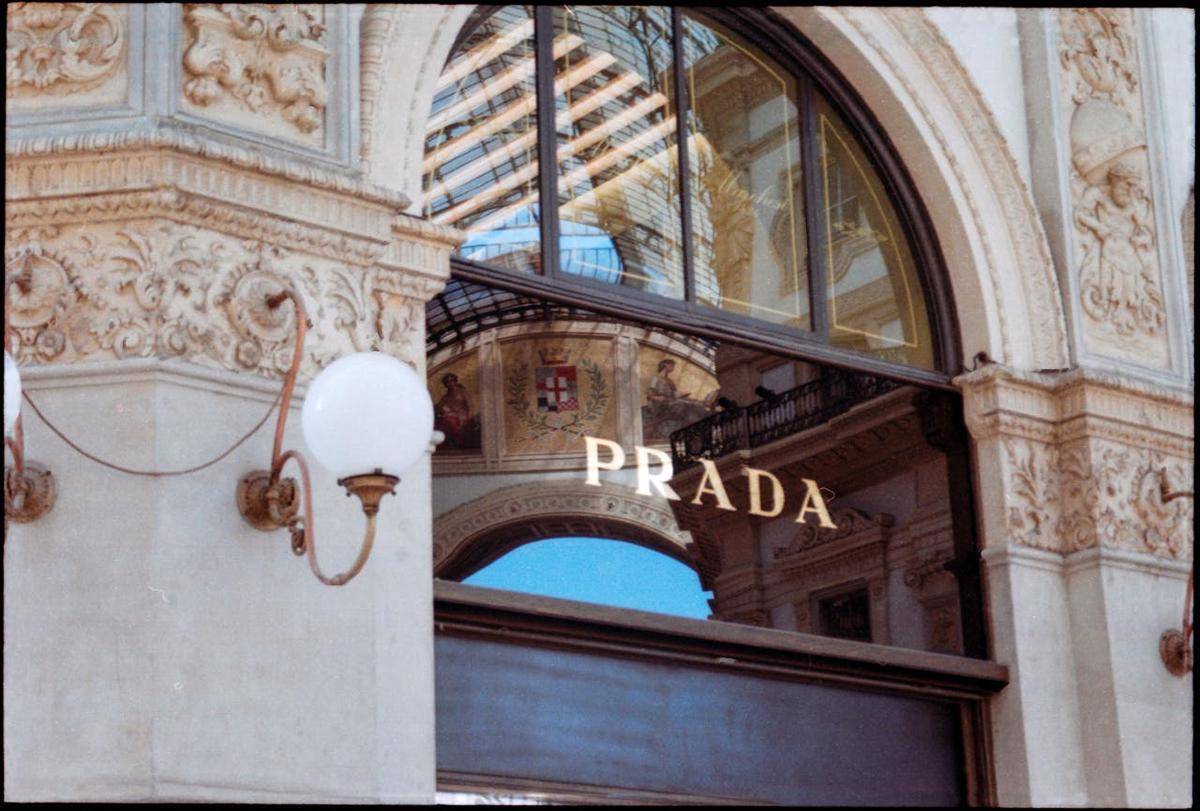 ilustrasi shopping mall Galleria Vittorio Emanuele II store Prada (pexels.com/Fleur van Deijck)