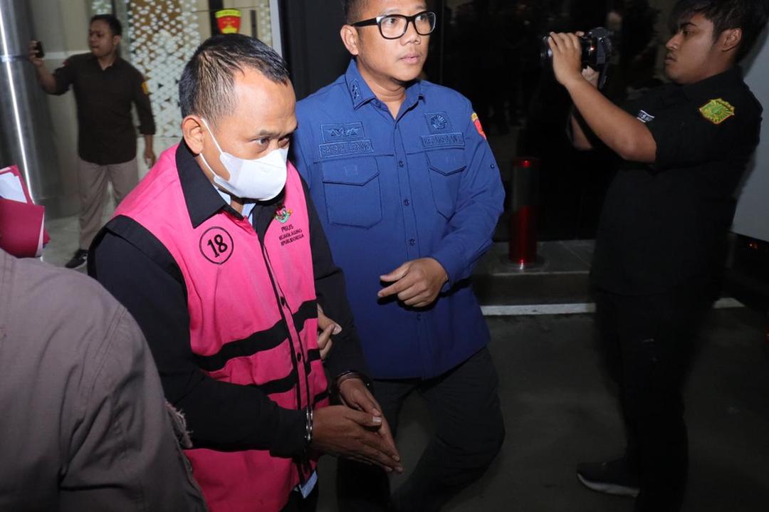 antarafoto-kejagung-tahan-tersangka-kasus-korupsi-minyak-mentah-1752192771.jpg
