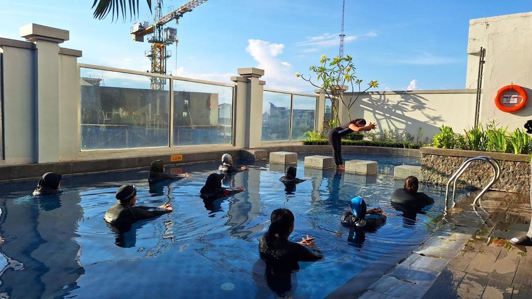 Aqua Yoga Bersama Komunitas Yoga Surabaya di Swiss-Belinn Tunjungan