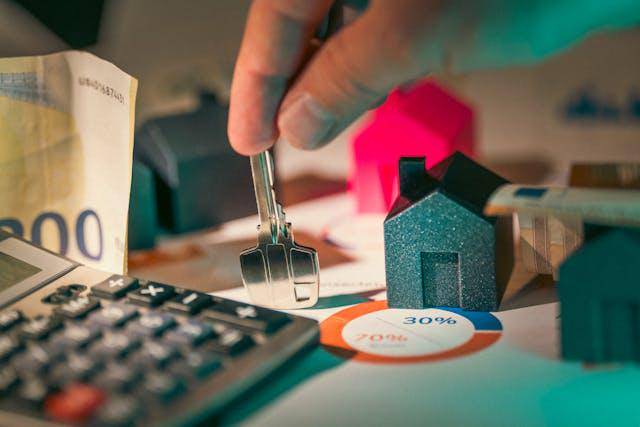 Ilustrasi investasi properti (Pexels.com/Jakub Zerdzicki) 