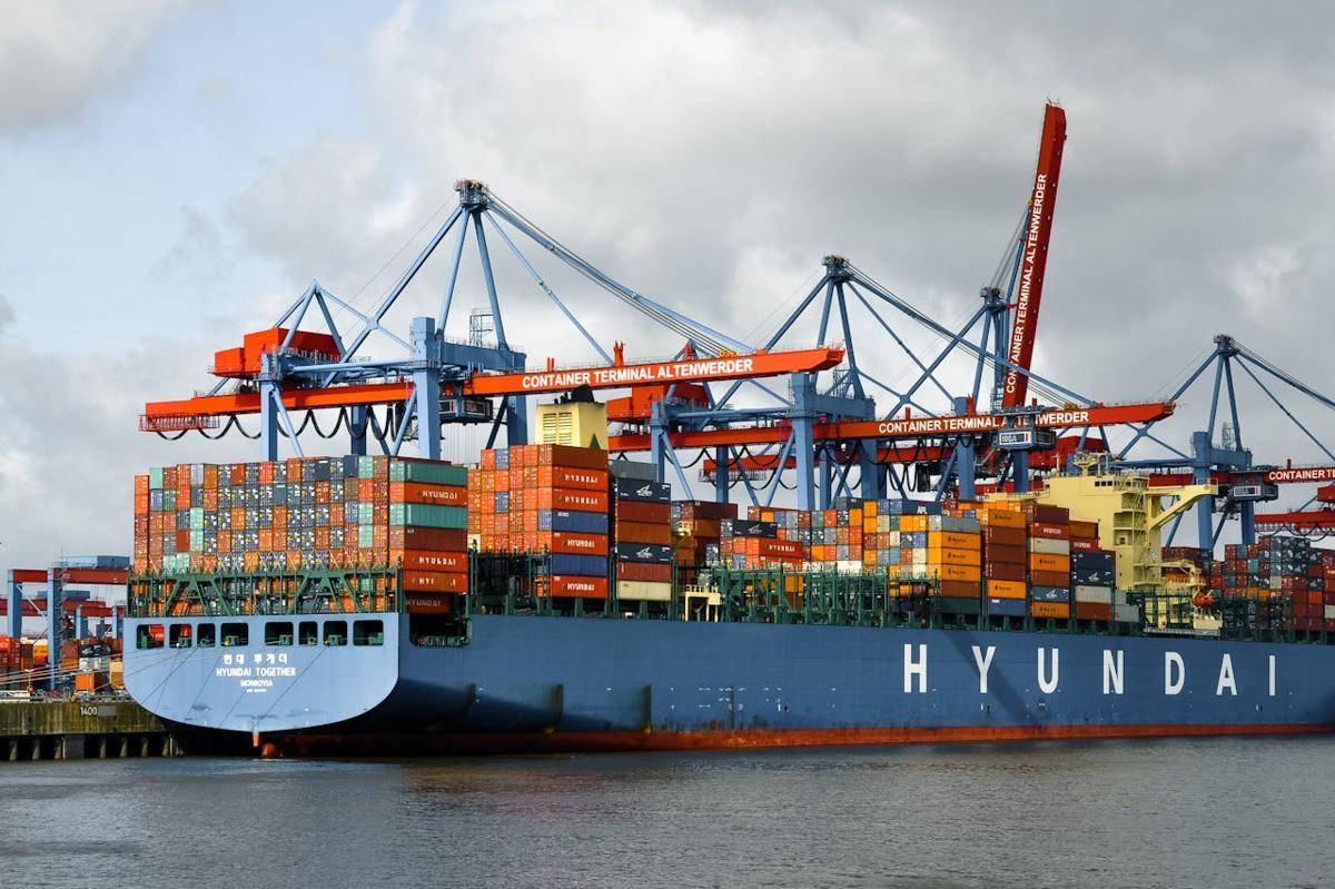 Kapal peti kemas Hyundai Merchant Marine (HMM) asal Korea Selatan mengangkut barang ekspor (pexels.com/Wolfgang Weiser)