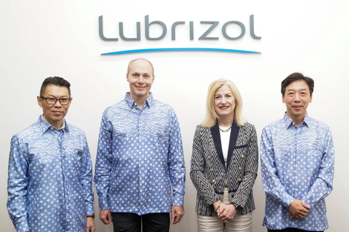 Dari kiri ke kanan_ Mr. CHANG WANG Senior Director Southest Asia (SEA) High Growth Region (HGR) ; Mr. Davies Walker, Senior Vice President, Chief Financial Officer and Treasurer ; Ms. Rebecca Liebert, President.JPG