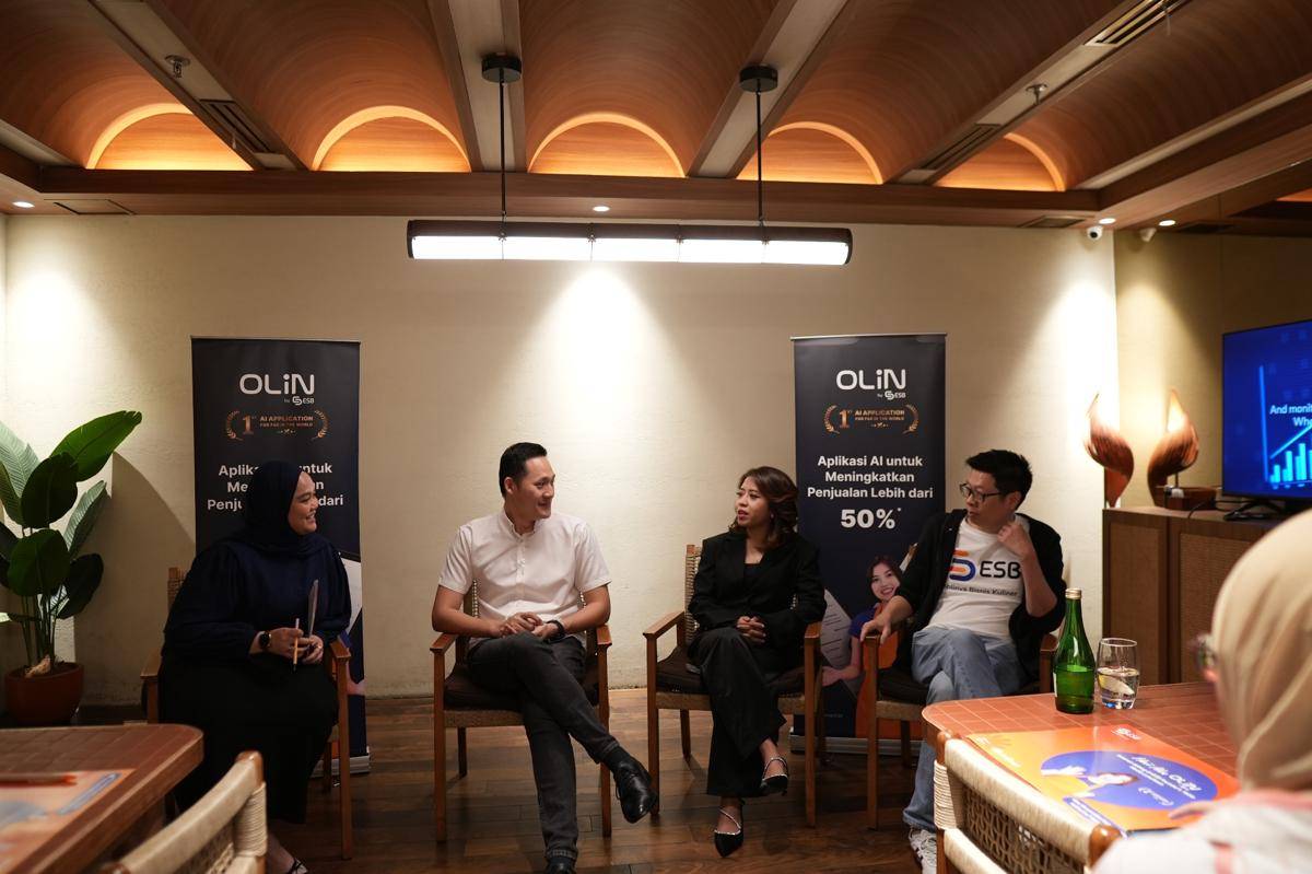 Ki-Ka Regan S. Subagio (owner Hongkong Bay), Ayu Switriani (F&B Director Temuku), dan Gunawan (Co-founder dan CEO  PT Esensi Solusi Buana)  saat berbagi pengalaman dalam pemanfaatan teknologi AI di industri F&B. M.JPG