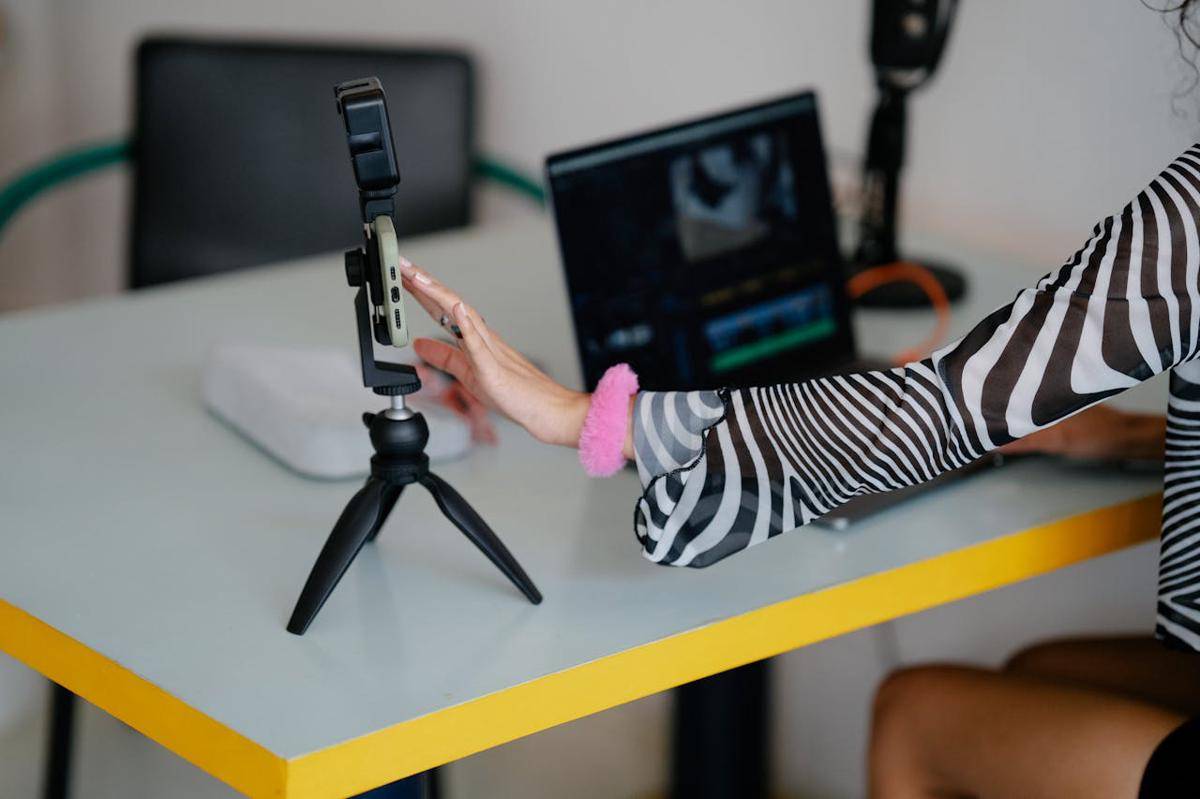 ilustrasi live streaming (pexels.com/Mizuno K)