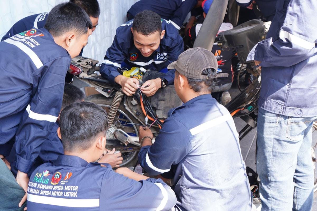 Bahlil Buka Opsi Biaya Konversi Motor Listrik Ditanggung Pemerintah