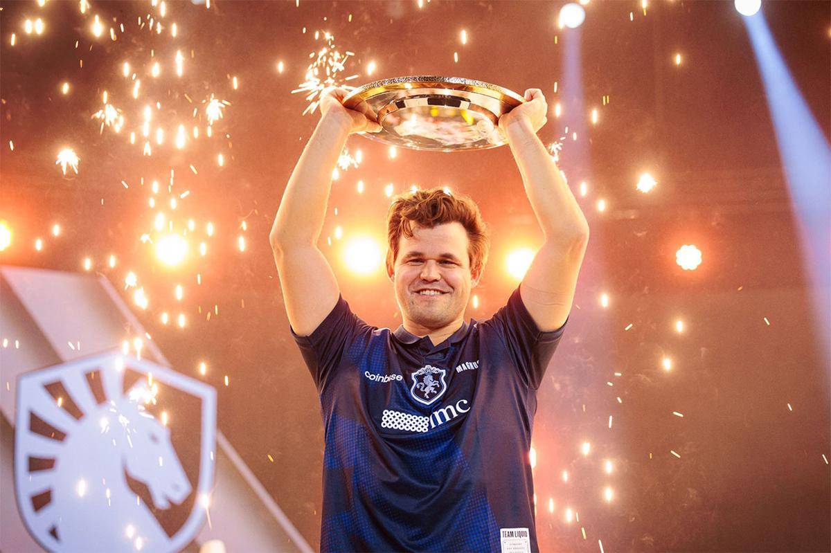 Magnus Carlsen mengangkat trofi EWC 2025. (Dok. Esports World Cup)
