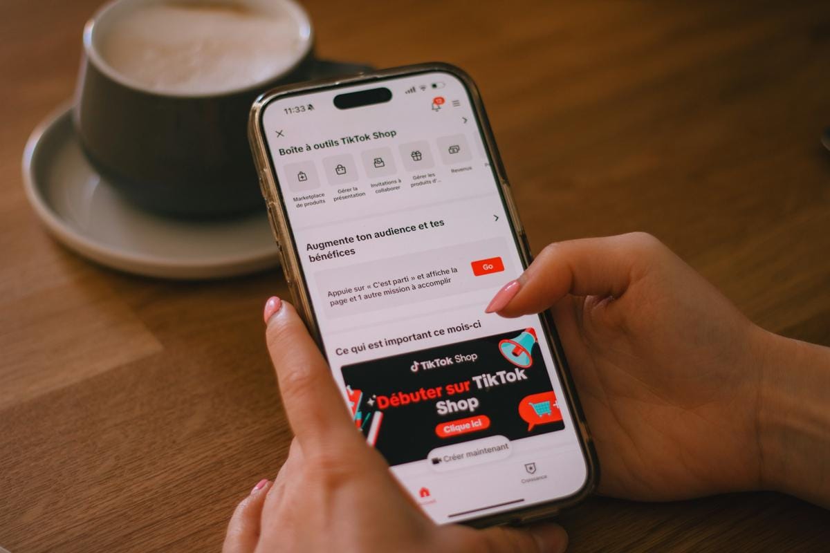 Pengguna sedang menjelajahi fitur TikTok Shop di ponsel. Sumber: Unsplash.com