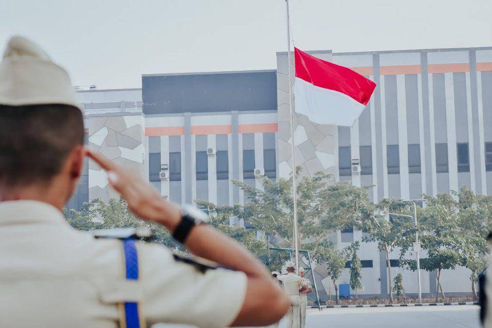 Mengikuti upacara bendera