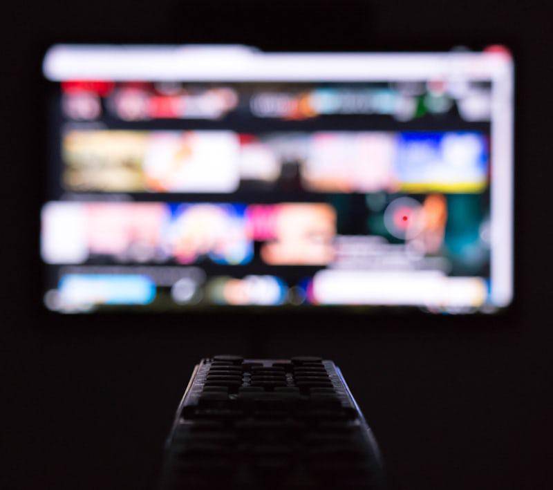 Illustrasi remote control yang duduk di depan televisi (unsplash.com/Pinho)