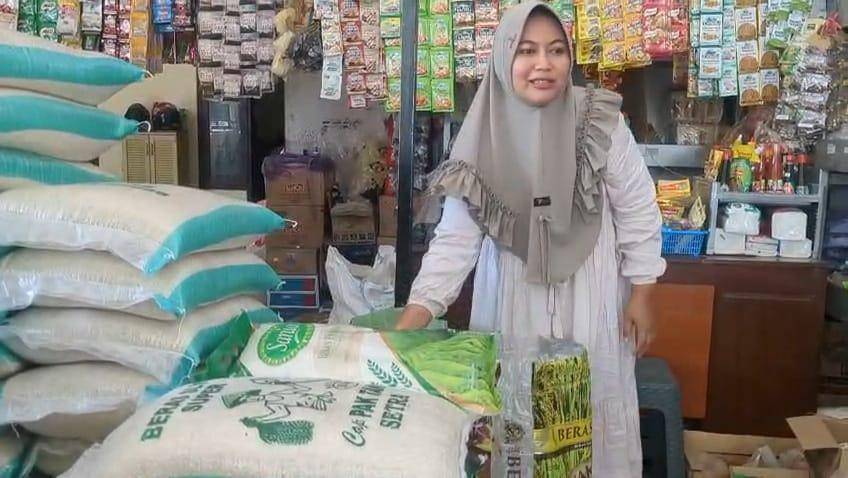 Aktivitas jual beli beras di Pasar Nglames. IDN Times/Riyanto.